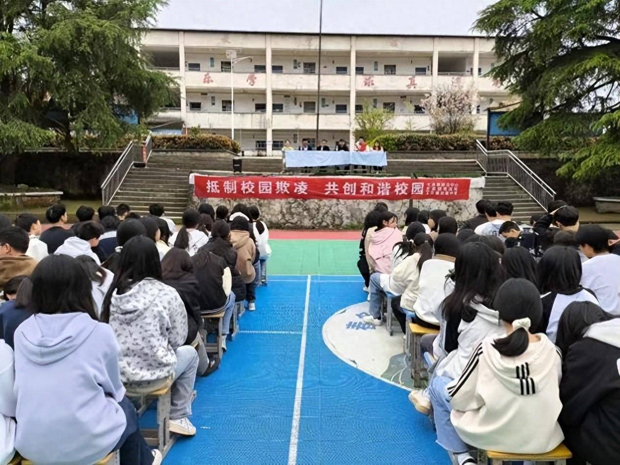 4月9日,湖北省阳新县王英镇司法所来到阳新县王英镇初级中学,为全校