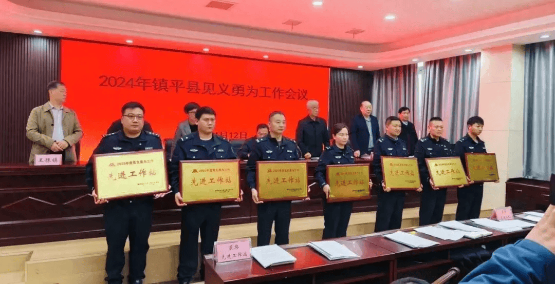县政府副县长,公安局局长王斌,县见义勇为事业促进会会长刘相岑出席