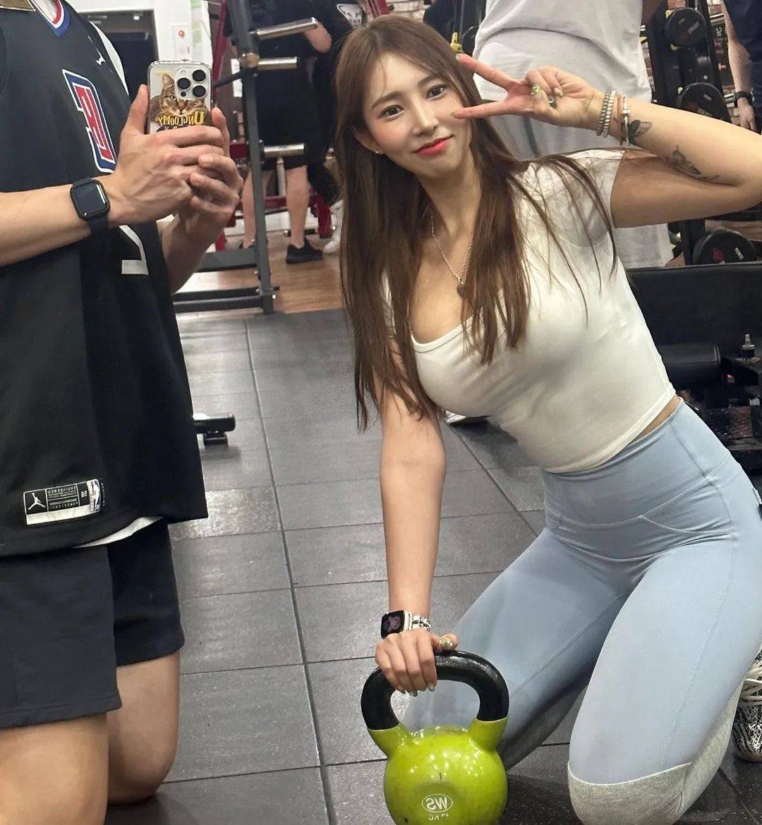 健身猛男教练手把手辅导上完强度之后小姐姐身材更好了