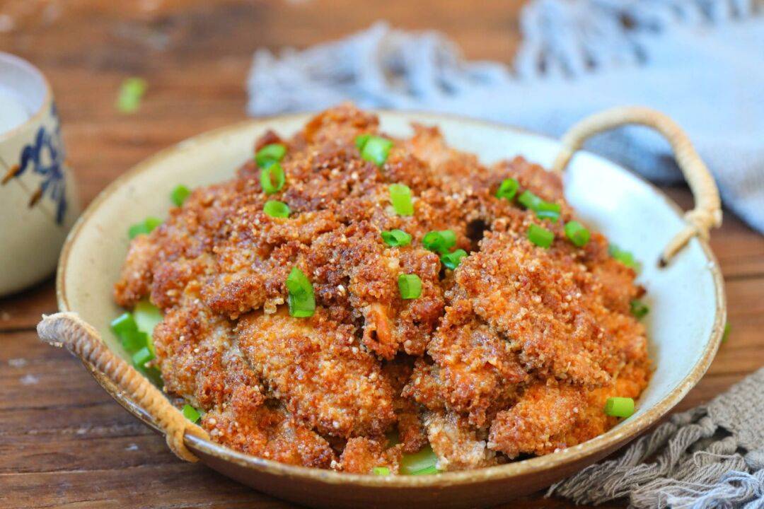 酱肉60g,千张50g,青大蒜10g,鸡蛋70g,番茄50g,绿豆芽110g,韭菜10g,全