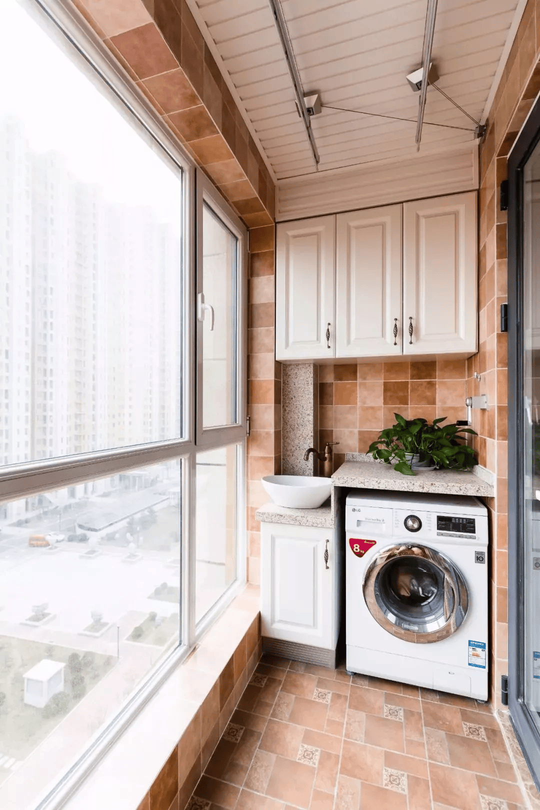 墙地砖色彩巧搭配,小户型阳台焕新颜,打造更受欢迎的家居空间