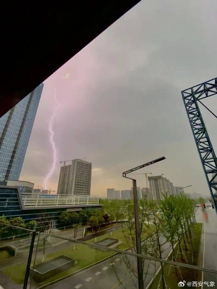 拍摄者:杨灵琨↓↓西安雷电交加西安城区迎来强对流天气午后一点半