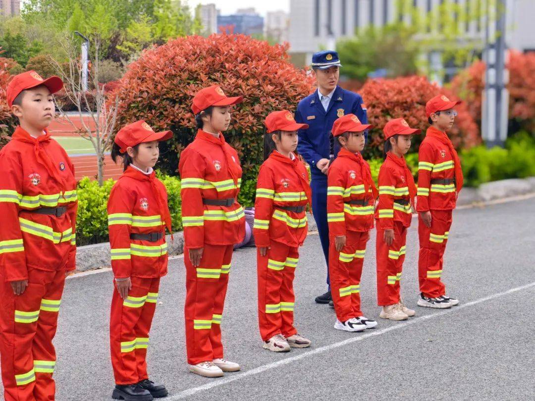 防患未燃携手童行高新消防联合柚子姐姐读书会举行蓝小圣少年团成立