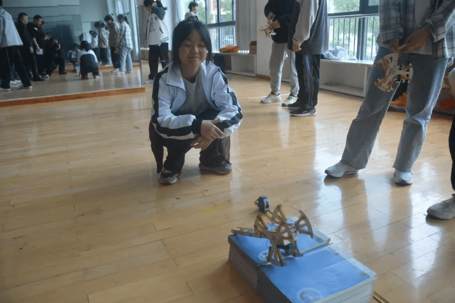 祁门一中举办未来太空车科技创新大赛