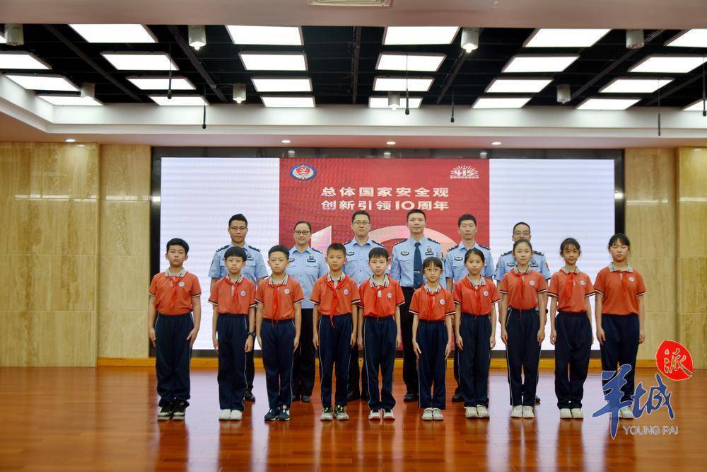 小学生听移民管理警察讲守卫国门安全的英雄事迹_国家_教育_江门