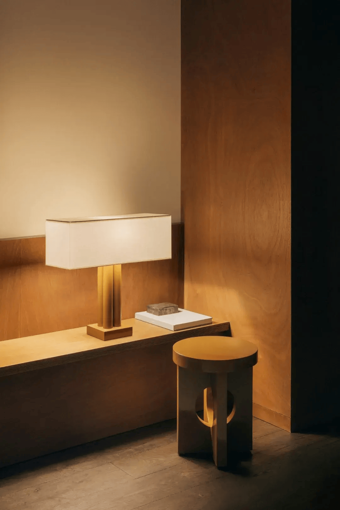 巴黎酒店的室内设计看似简单却是材质搭配和色彩的极致