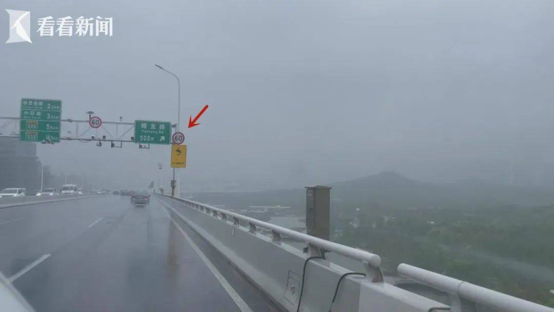 下方还用黄底黑字提示电子警察监管连续看到了多个限速每小时60公里的