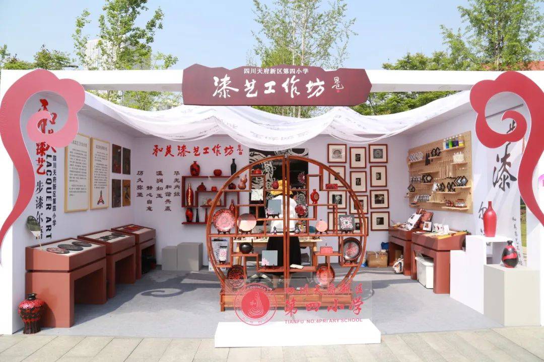 进门处的博古架古朴典雅,展品高低错落,美不胜收.