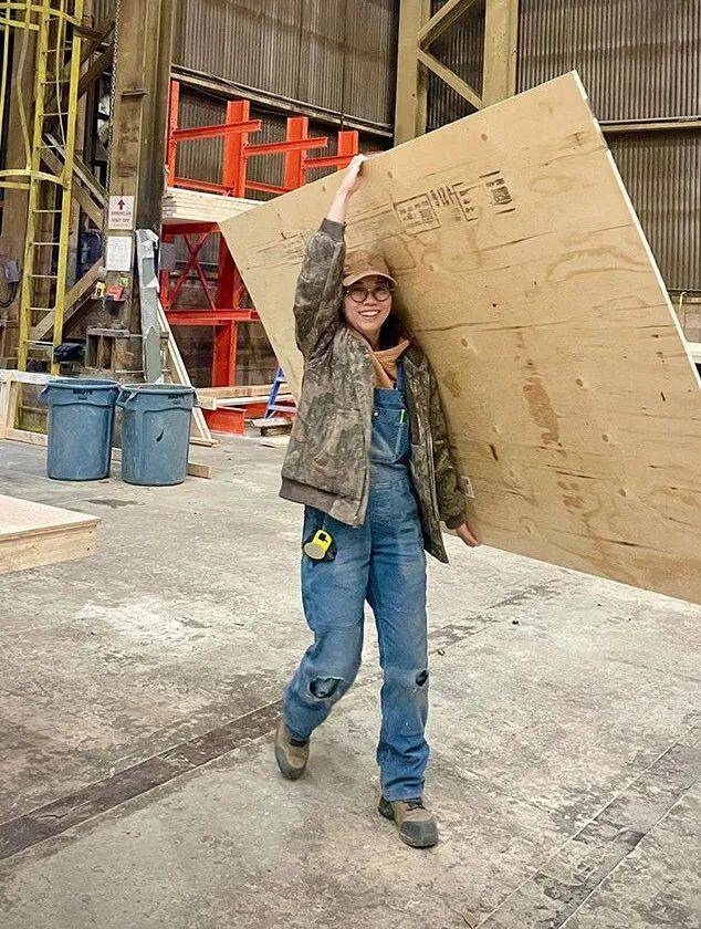 扛一块比我人还大的木板也没问题更重要的是,在这样的环境下,我对自己