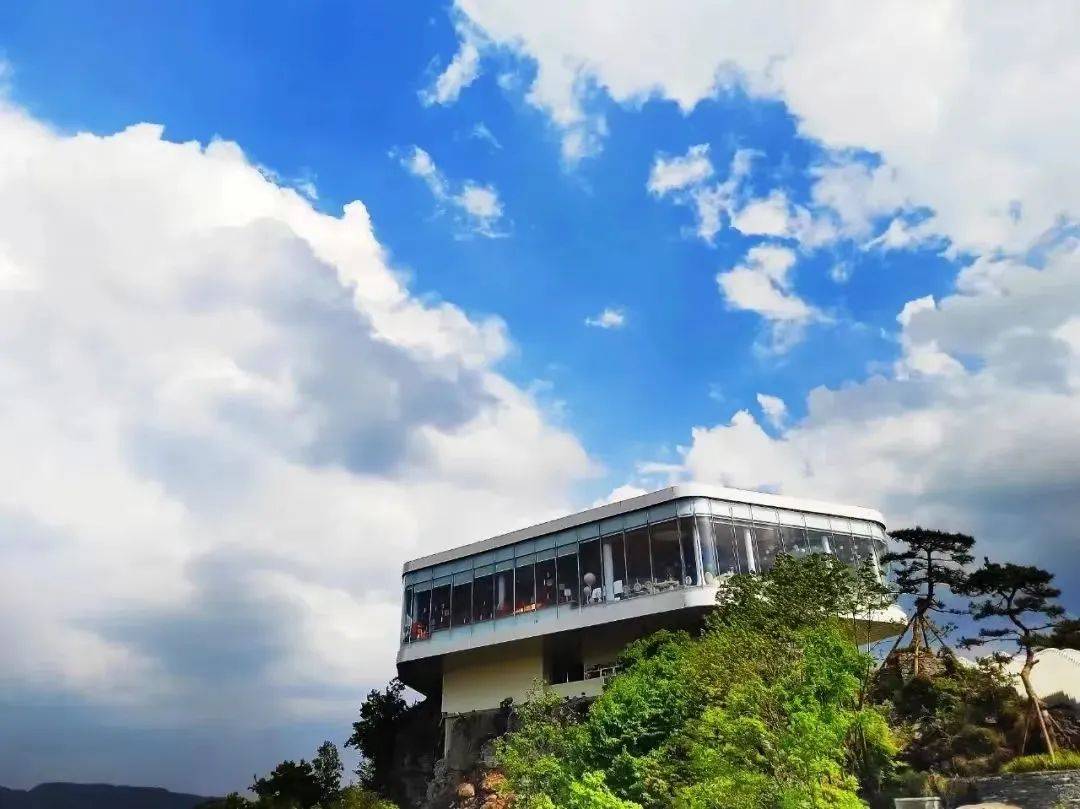 云阶书屋是彝山花谷的另一个打卡点,位于彝山花谷