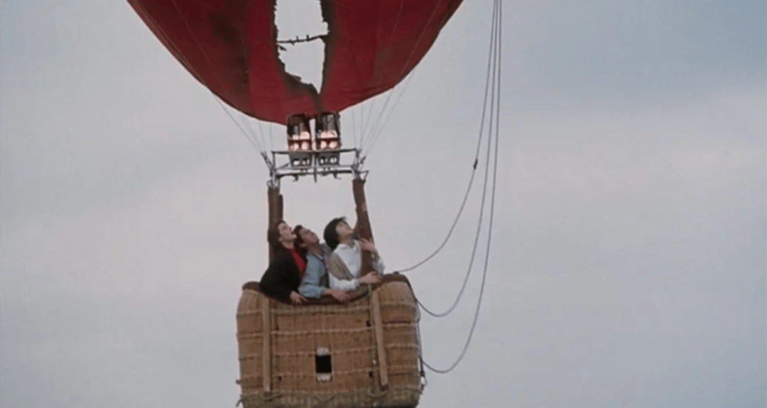 拓展了基于传统武侠电影/戏曲演出程式的动作设计所负载的表意内涵,亦