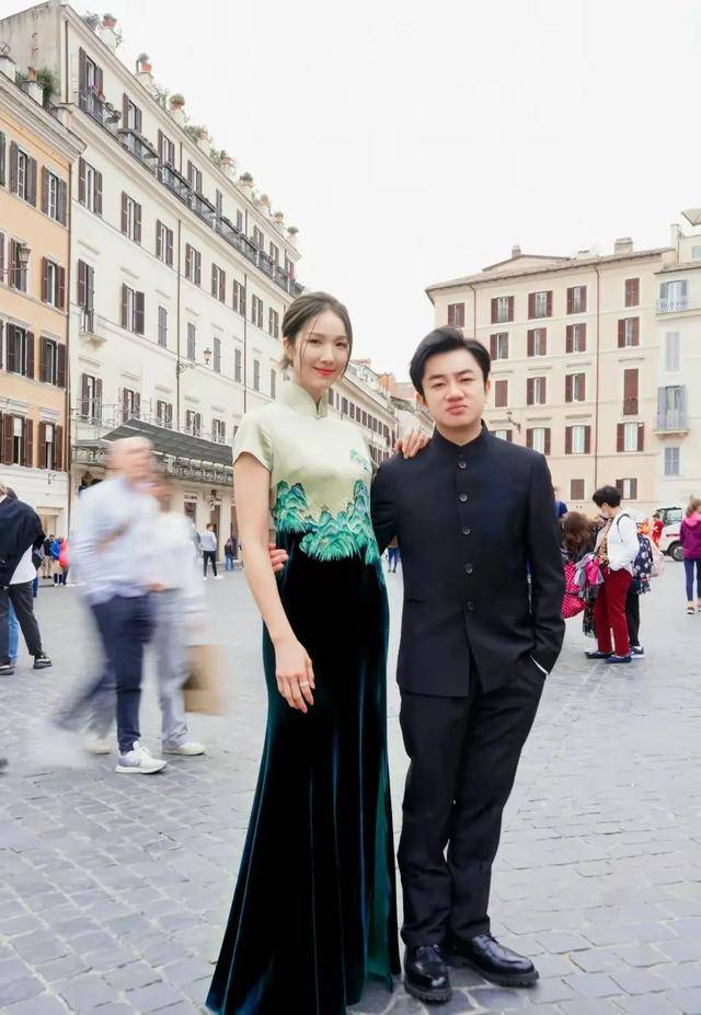 王祖蓝李亚男夫妻把新中式穿去欧洲李亚男身材非常高挑