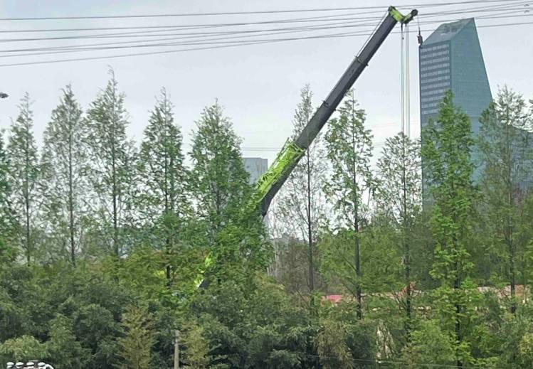 s4沪金高速一货车侧翻现场历经7个多小时处置完毕