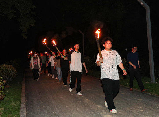 学生们手持火把从罗家堡红军广场出发,沿着长征国家文化公园(广昌段)