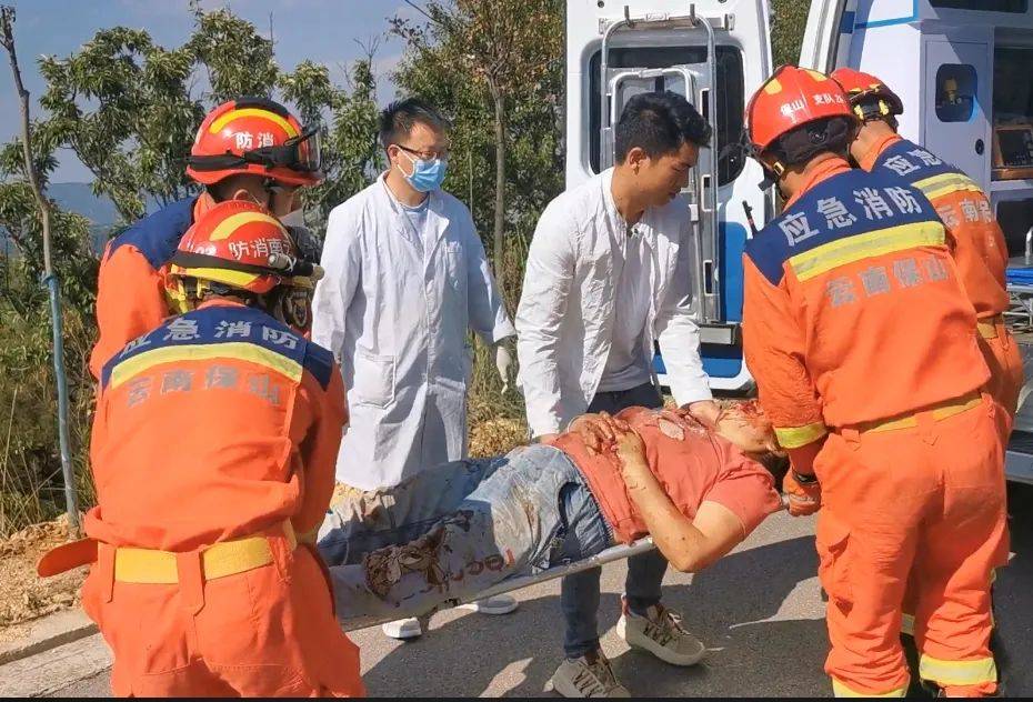祭祖返回途中发生车祸消防紧急救援