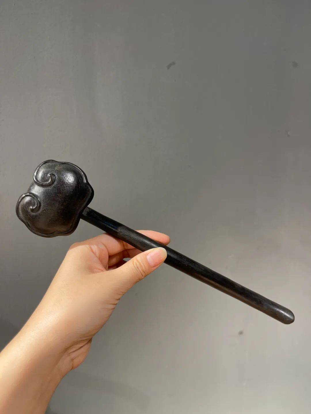 用之美朴实材质的升华▎紫檀关公立像与灵芝云头如意