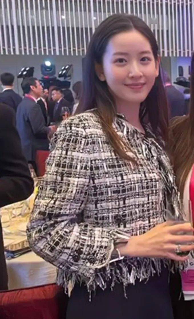 章泽天晒活动照,穿挂脖裙身材干巴巴的,手上青筋暴起,不光不漂亮连