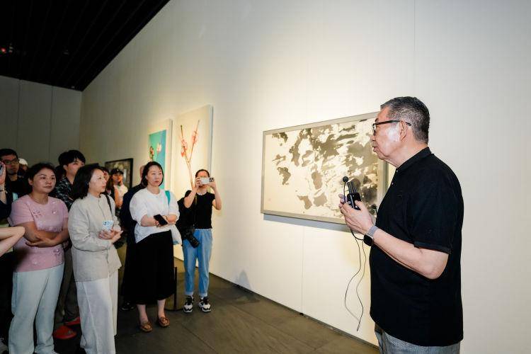 大咖导览墨韵华光呈现从岭南画派到当代水墨