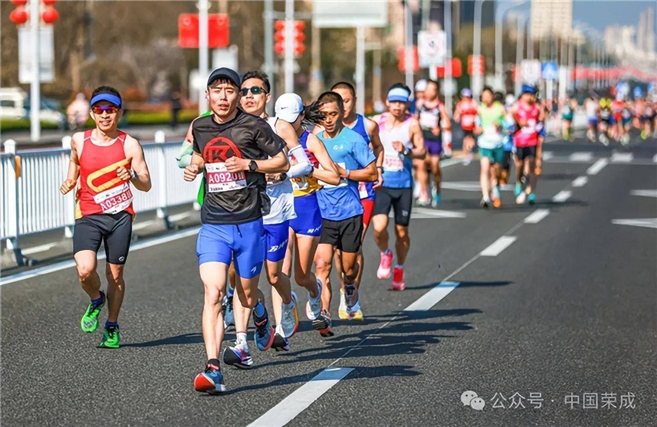 12万人竞逐2024荣成马拉松中国选手洪跃摘得全程男子组冠军