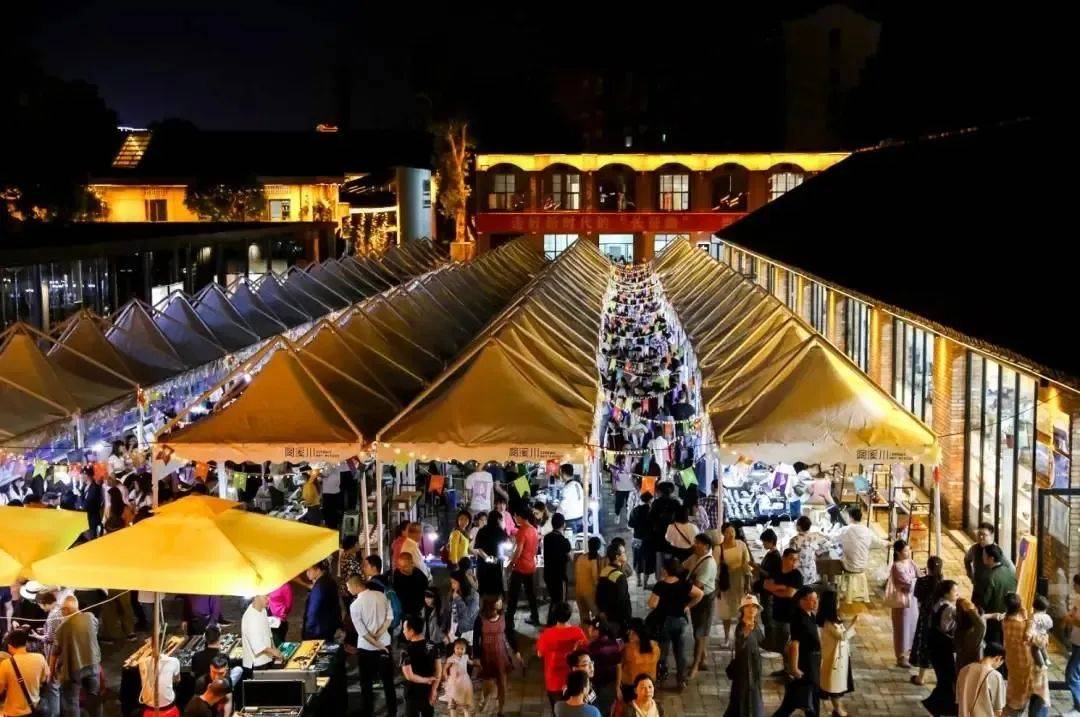 景德镇陶溪川夜市(图源:景德镇市文旅局)二是忌"复制",坚持搞差异化