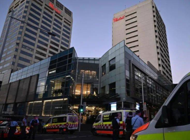 我在zara买衣服时,他走到店门口,看着里面的每个人,带了点威胁的意思