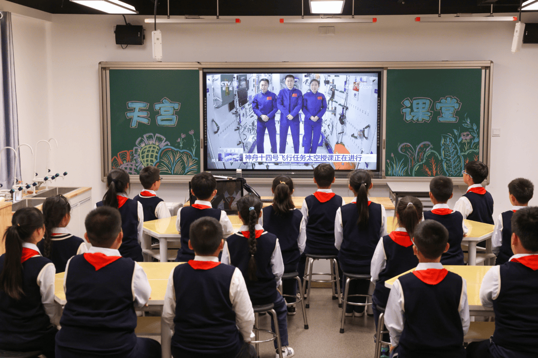 2022年10月12日,南京市鑫园小学的学生收看"天宫课堂"第三课.