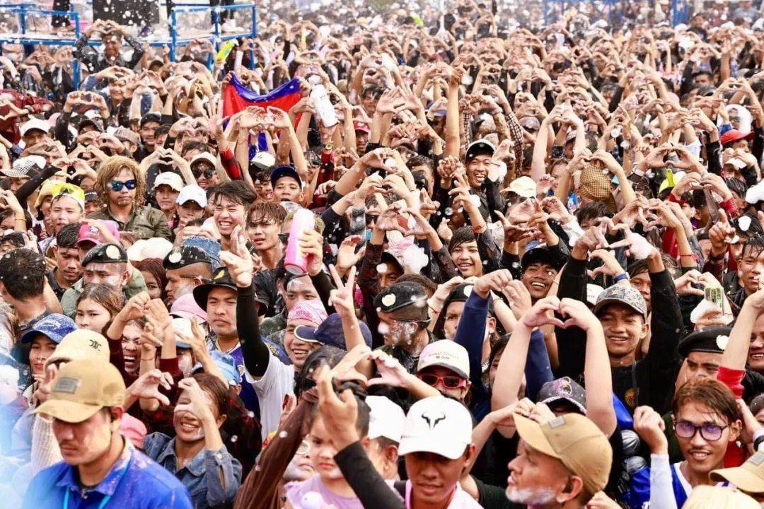 柬埔寨副首相前往波罗勉省过新年与民同乐泼水抹粉