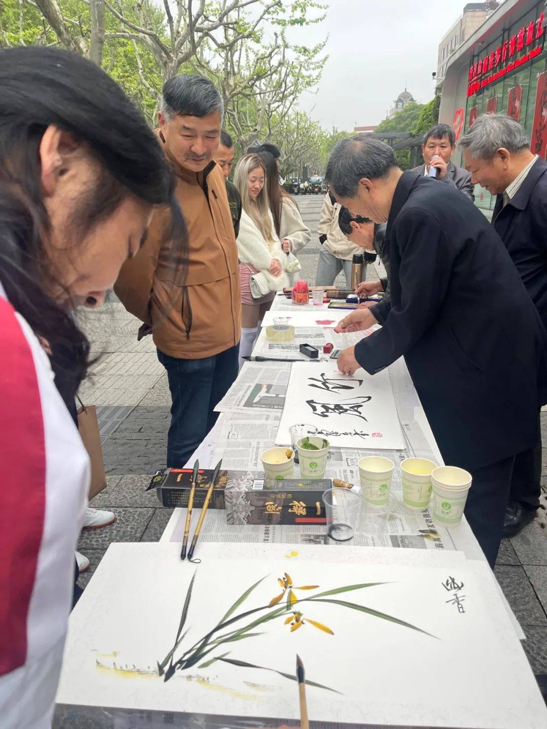 用大笔书写人生用脚步丈量世界地书体验亲子晨跑