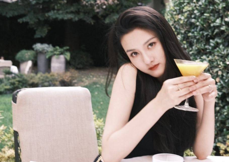 原创宋祖儿近况曝光被路人当面嘲讽偷税漏税背31万奢牌包大方逛街