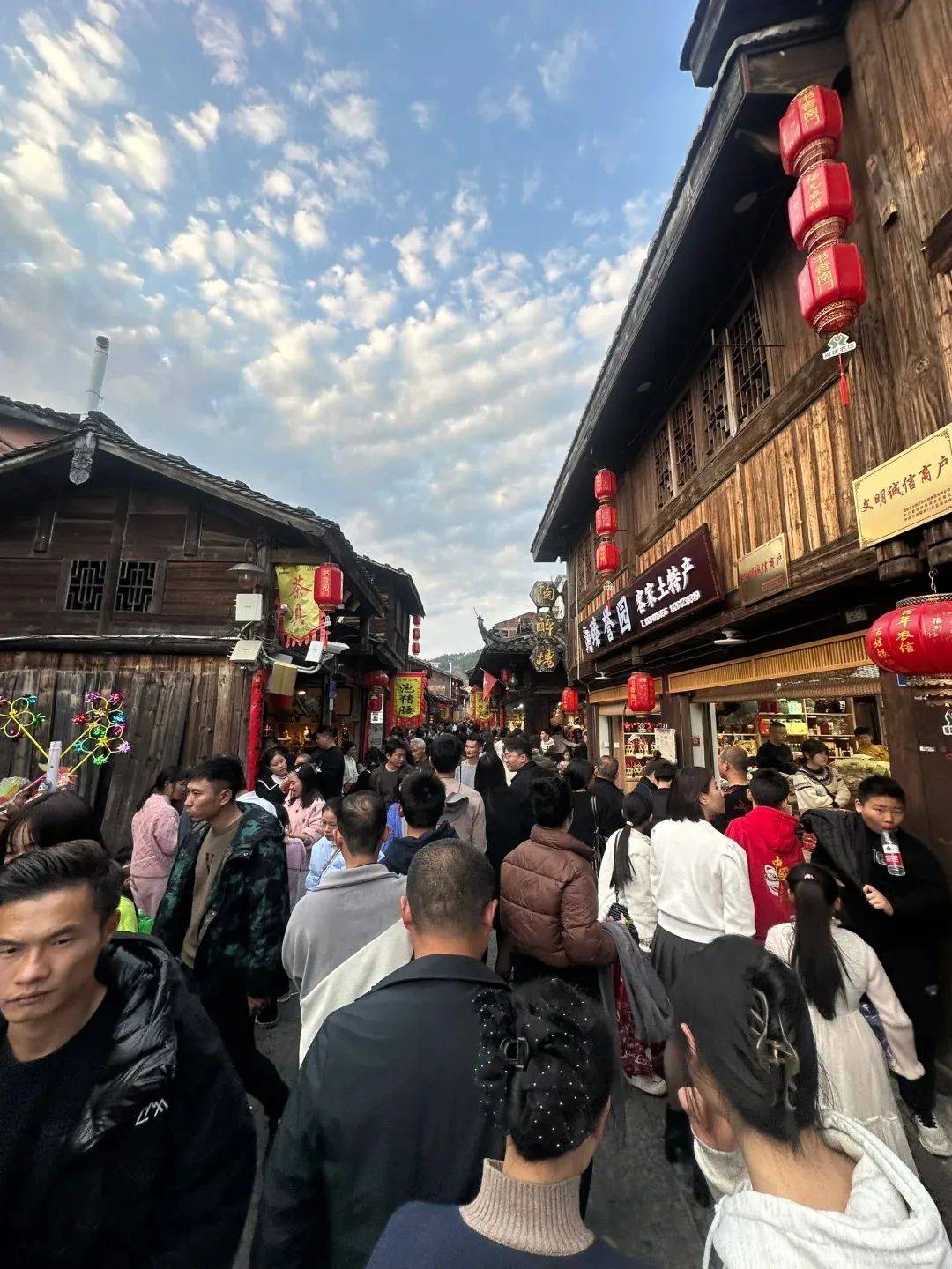 连城冠豸山船游石门湖599元享受夜游长汀古城丁屋岭纯玩二天逢周三六