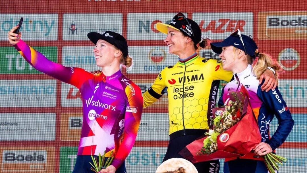 庆祝早被反超玛丽安妮沃斯赢得阿姆斯特尔黄金赛女子赛