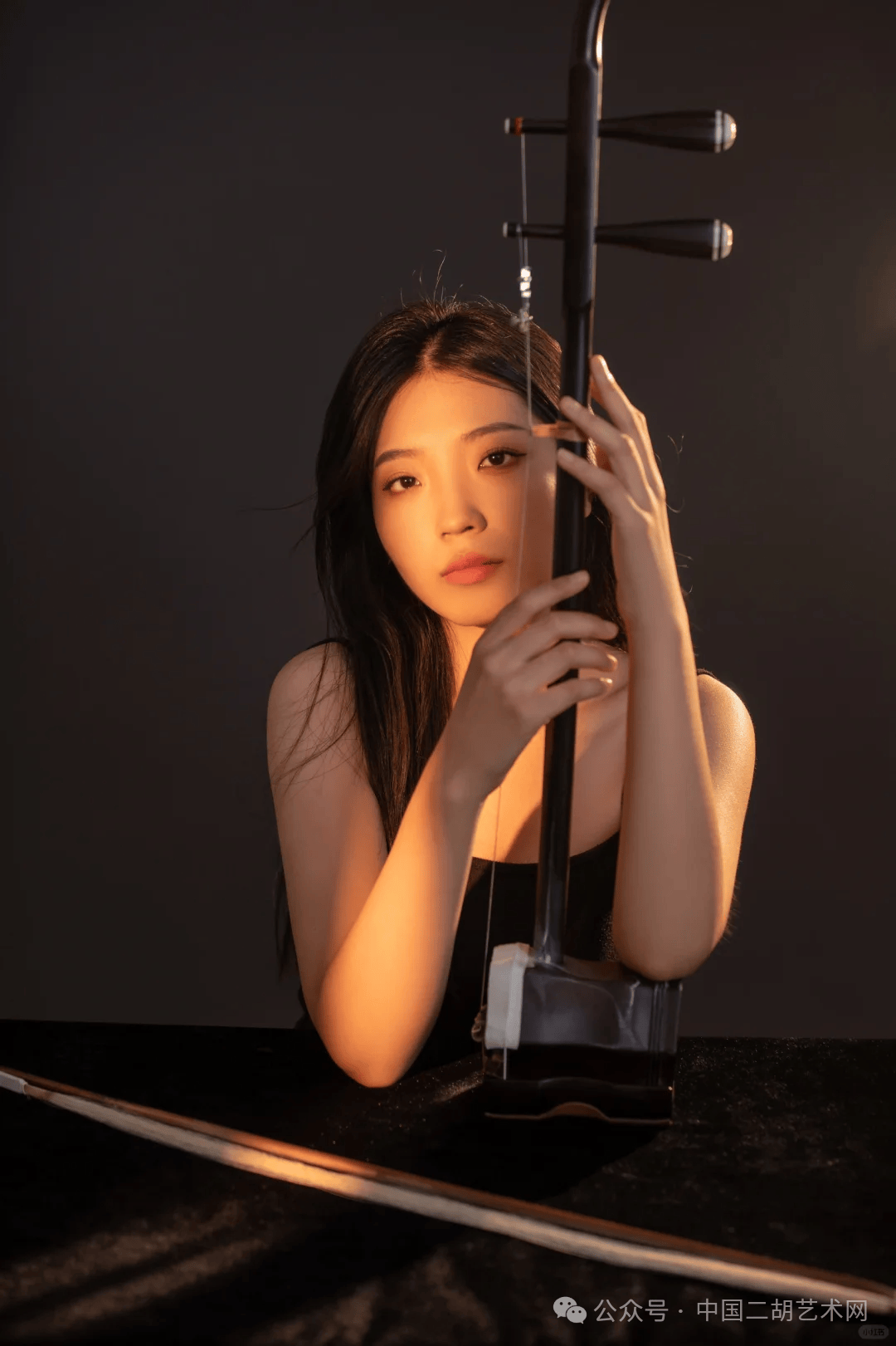 二胡写真跟二胡一起拍的照片