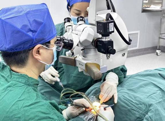 爱尔眼科助力白内障患者恢复视力_手术室_南坪_阿姨