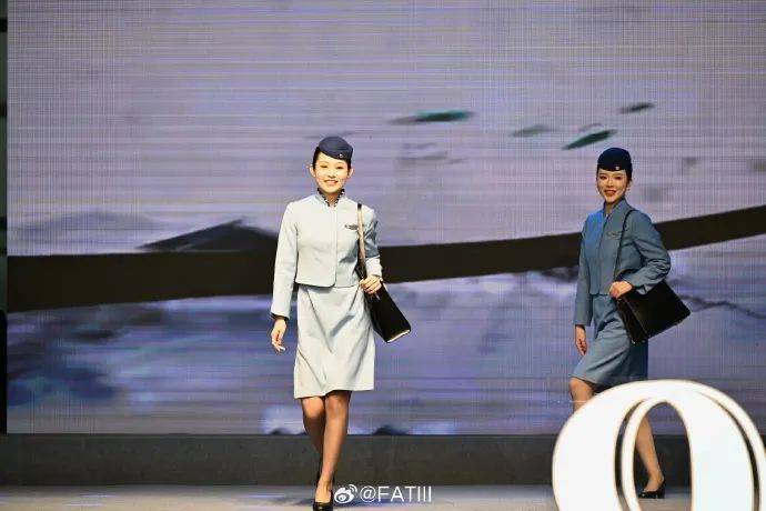 以蓝色为基调,细分为天青蓝,映江蓝和晴空蓝三种色调,再以横枝纹等做