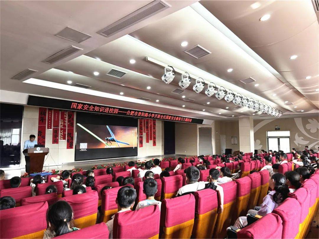 九联圩社区联合烟墩街道司法所邀请社区律师储飞走进贵阳路小学,与