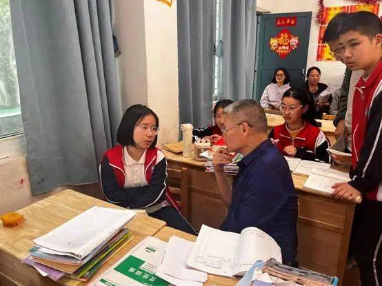 新秀课堂展风采共研教学促成长桂林市第十八中学初中部东环校区举行