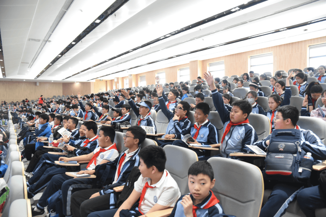 在新能源汽车大讲堂上,从世界上出现第一辆汽车,到当今四大主要车系