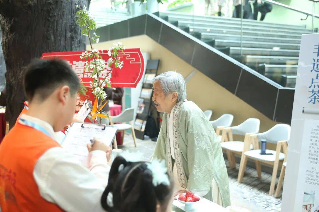 人 冷瓷花艺高级讲师 李春景省级非遗半山泥猫习俗区级代表性传承人