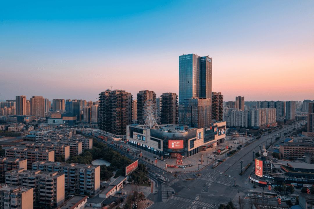 这里,商业繁盛,譬如于2019年开业的七一国际广场,集购物,娱乐,酒店