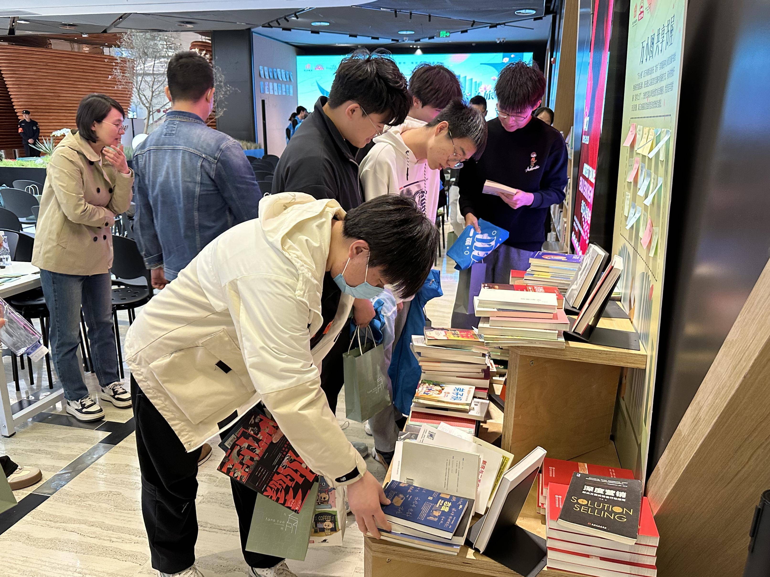 迎世界读书日海淀区万寿路街道开展重读经典旧书置换活动