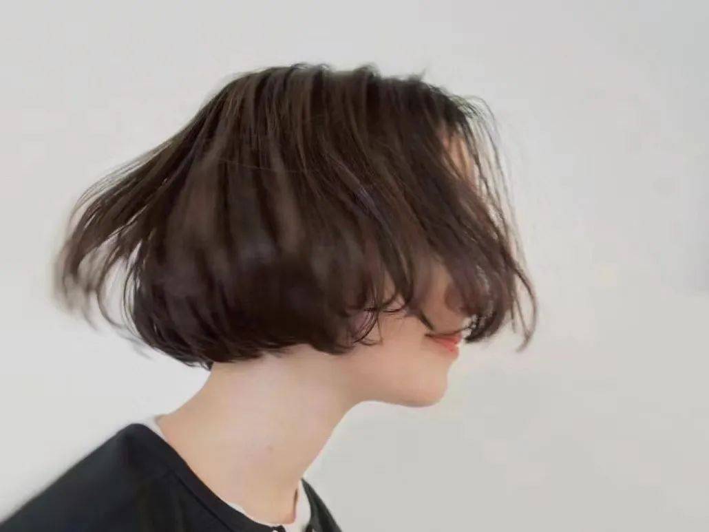一刀切短发的高级感