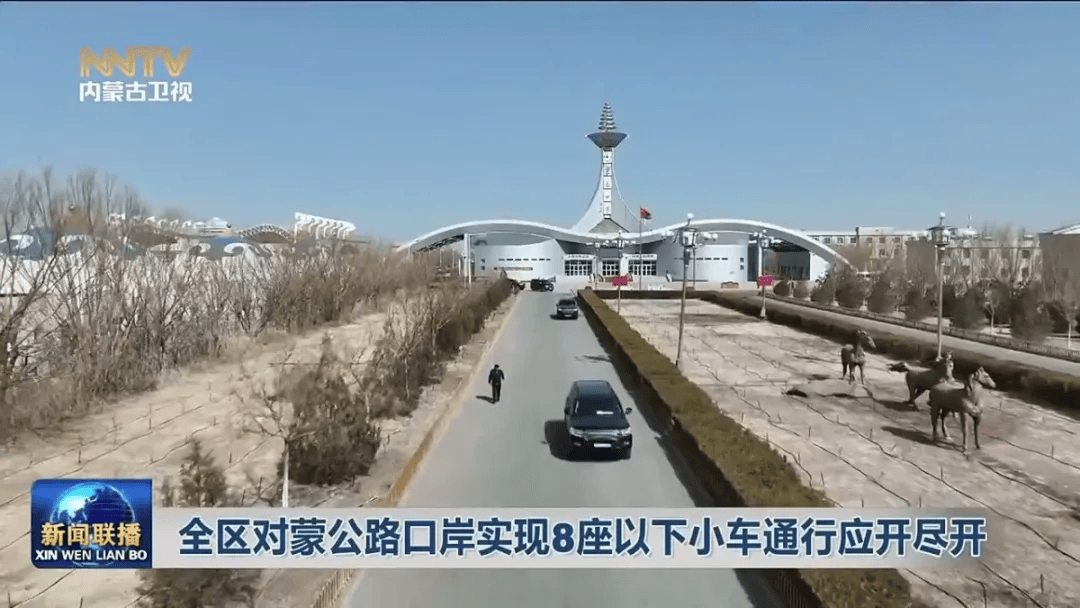 上午10点,来自蒙古国杭吉口岸的小型越野车通过包头满都拉口岸入境.