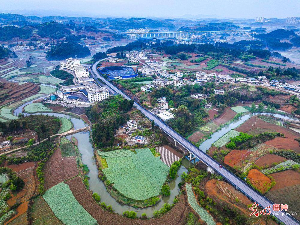 (周训超摄/光明图片)2024年3月31日,海南省琼海市春光下的万泉河石壁