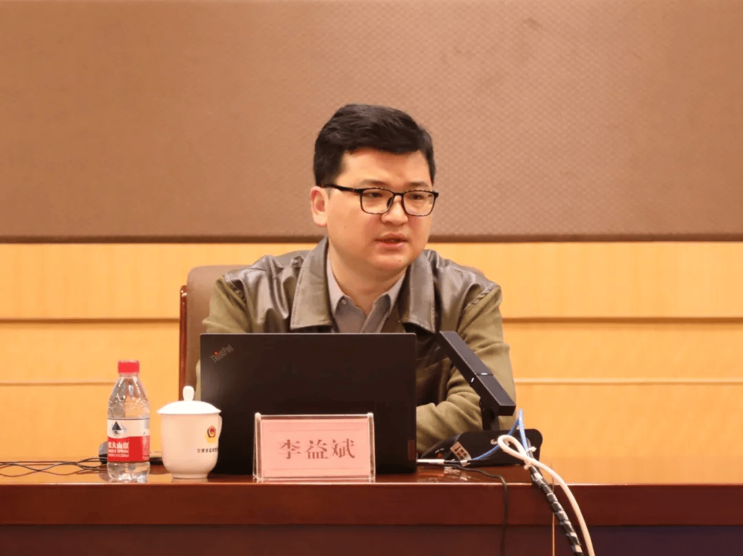 讲座中,兰州大学政治与国际关系学院李益斌教授以《中国国家安全:历史