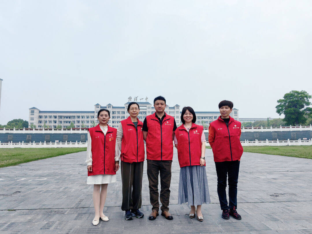 2  4月14日 为京山一中和钟祥一中,钟祥三中受助学生发放助学款(参与