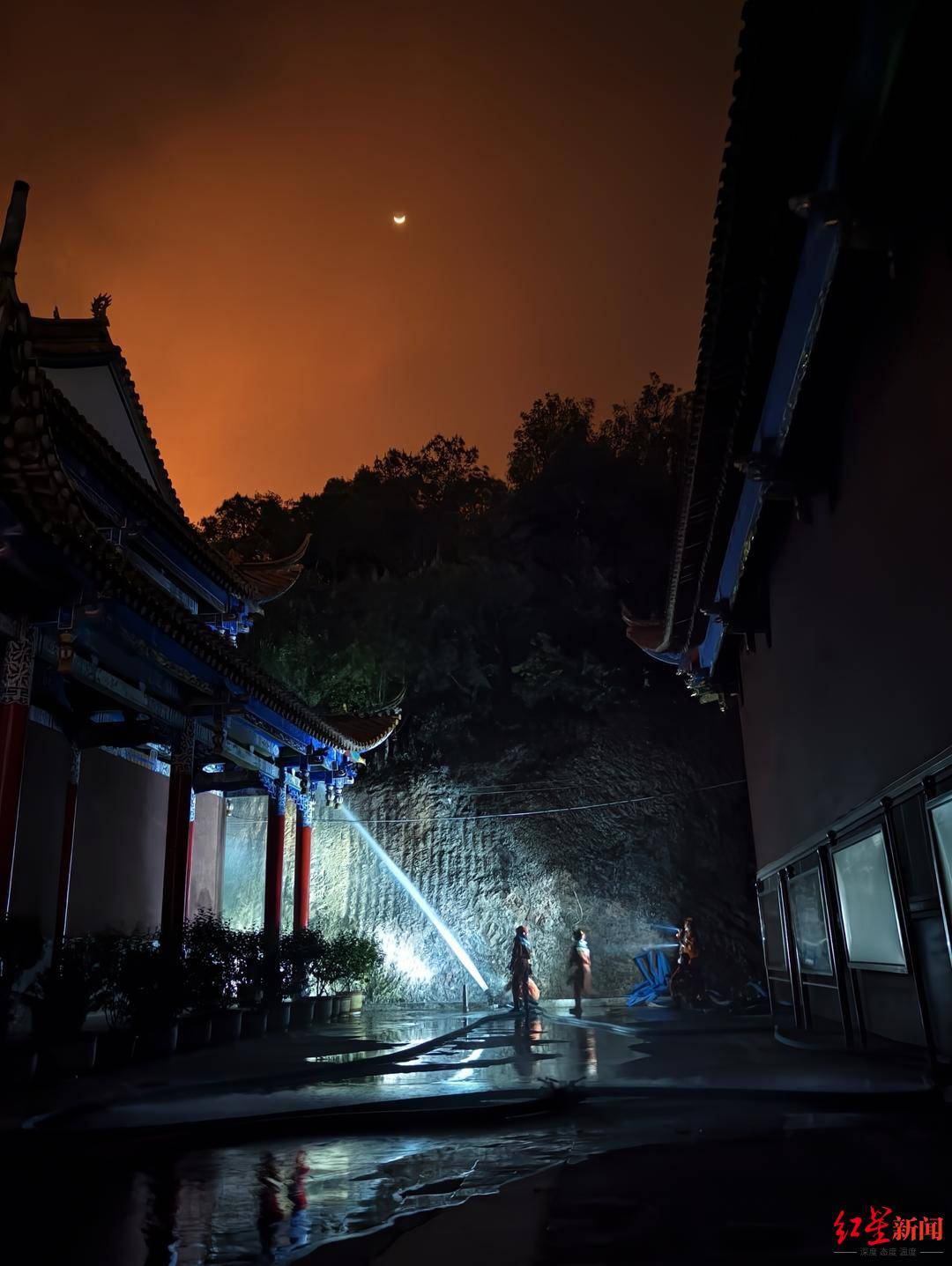 昆明晋宁森林火灾扑救背后大火一度距普照寺院墙不到1米云南消防力保