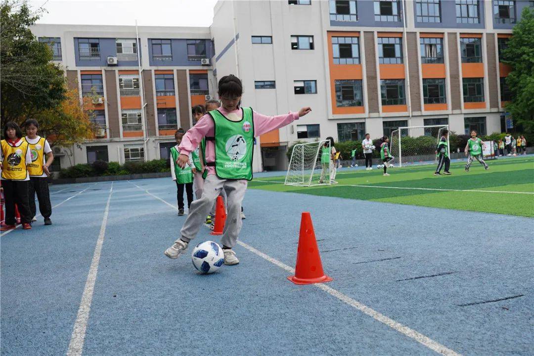 女足点燃运动激情锦江区足球协会举办亚足联女足日女孩足球节