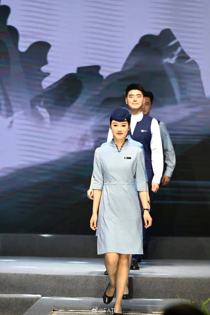 以蓝色为基调,细分为天青蓝,映江蓝和晴空蓝三种色调,再以横枝纹等做