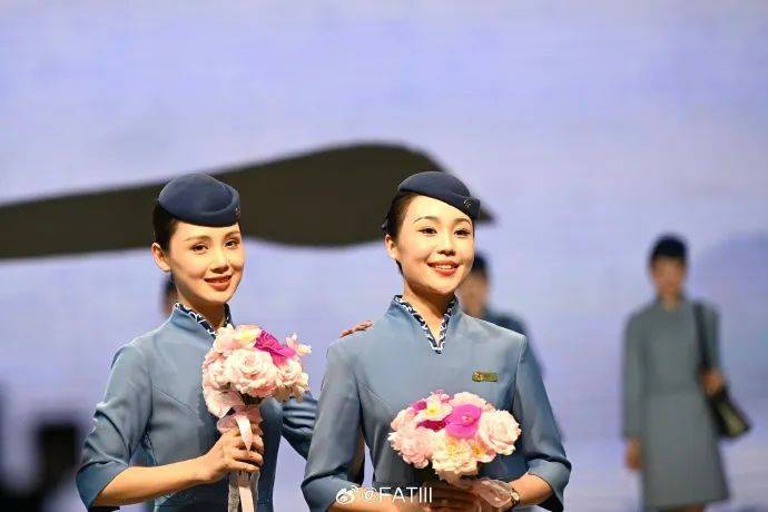 以蓝色为基调,细分为天青蓝,映江蓝和晴空蓝三种色调,再以横枝纹等做