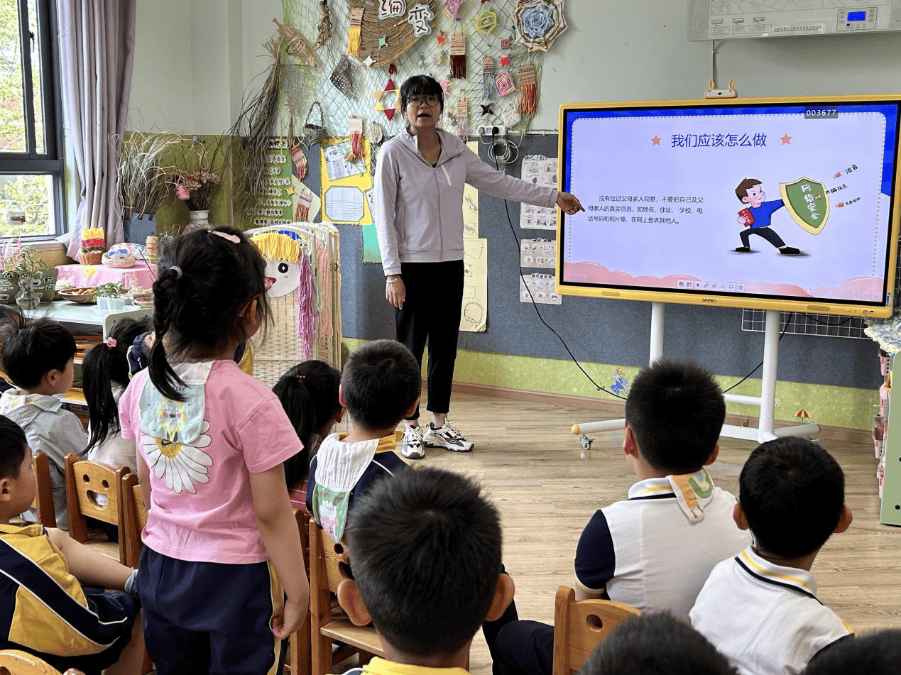 全民国家安全教育日东华幼儿园开展主题活动让娃娃知道什么是国家安全